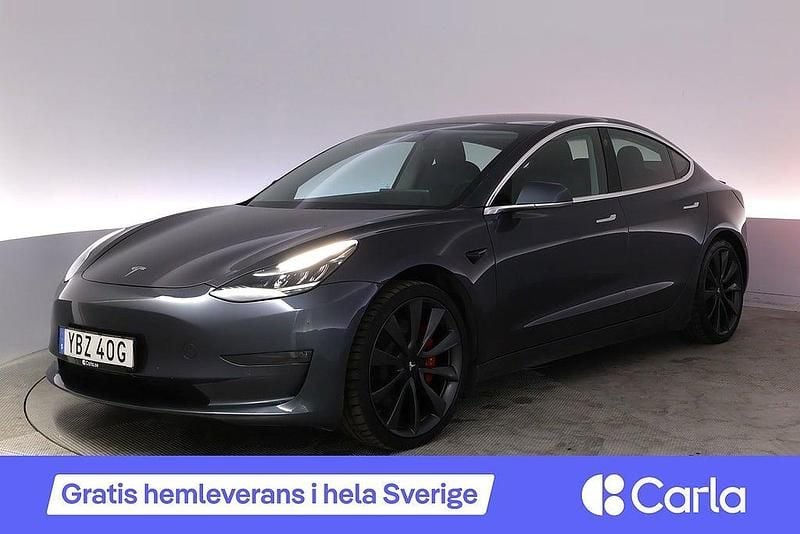 Grå Begagnad 2020 Tesla Model 3 Performance Sedan | 285 990 kr (Marknadspris) - Bild 1/4