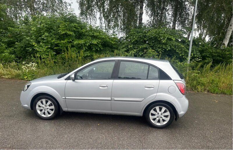 Silver Begagnad 2010 Kia Rio Halvkombi | 24 900 kr (Bra pris) - Bild 1/4