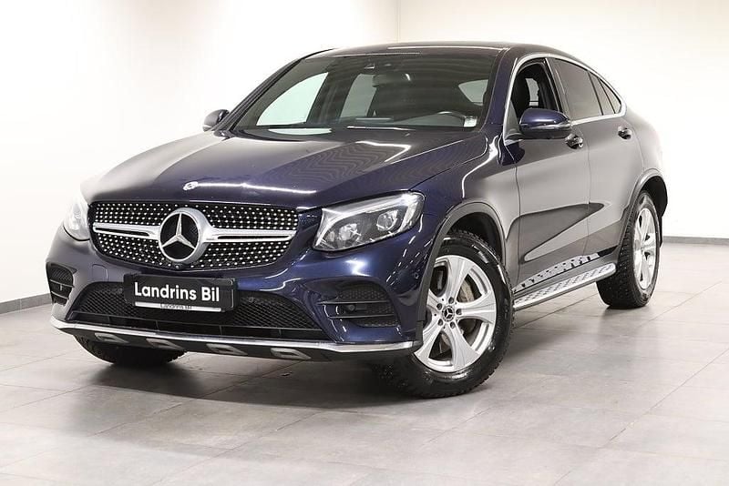 Mörkblå Begagnad 2018 Mercedes GLC250 AMG line Sportkupé | 299 000 kr (Marknadspris) - Bild 1/4