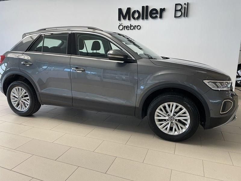 Mörkgrå (indium grey metallic) Begagnad 2022 VW T-Roc SUV | 210 000 kr (Marknadspris) - Bild 1/4