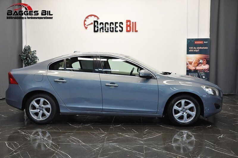 Ljusblå Begagnad 2010 Volvo S60 Sedan | 99 900 kr (Marknadspris) - Bild 1/4