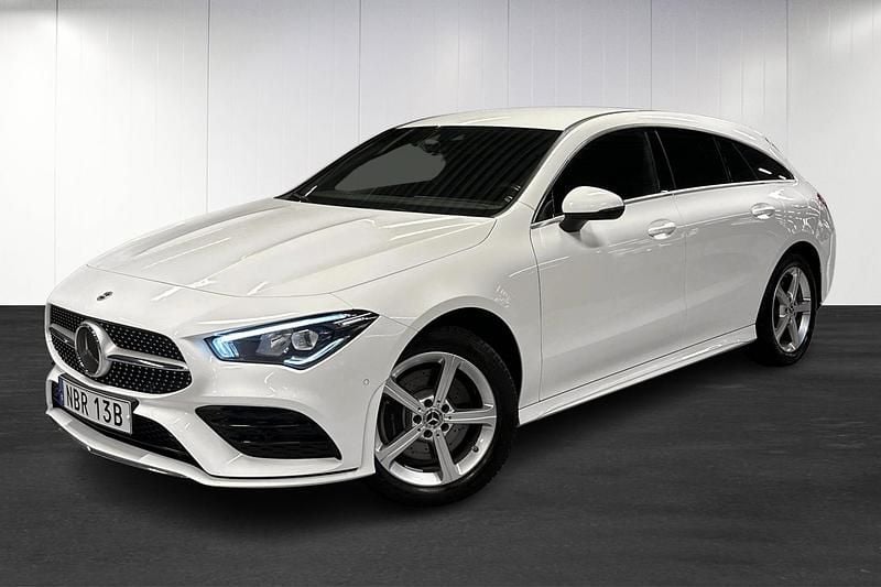 Begagnad 2021 Mercedes CLA250e AMG line Sedan | 319 900 kr (Marknadspris) - Bild 1/4