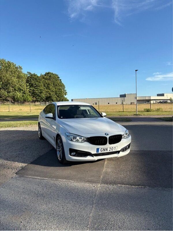 Vit Begagnad 2015 BMW 320 Gran Turismo Sport Line Halvkombi | 125 000 kr (Marknadspris) - Bild 1/4