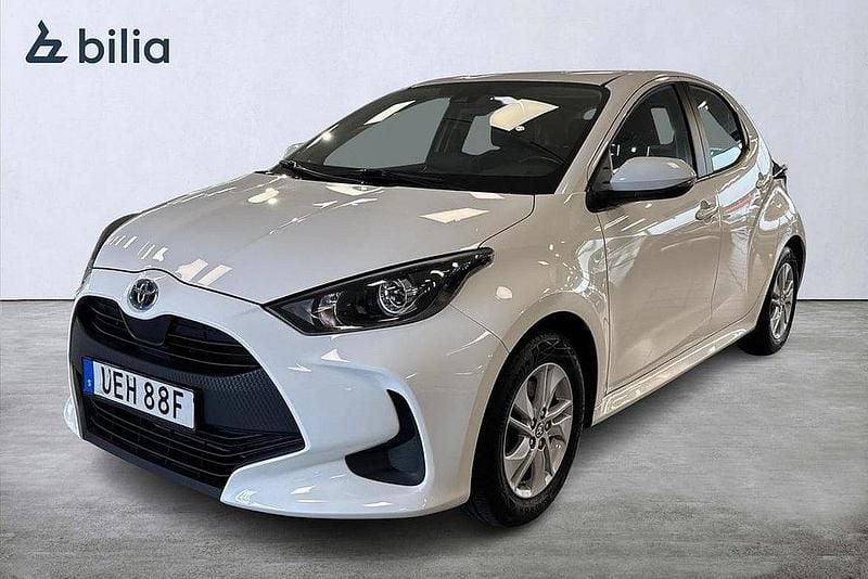 Vit Begagnad 2022 Toyota Yaris Hybrid Active Halvkombi | 214 800 kr (Marknadspris) - Bild 1/3