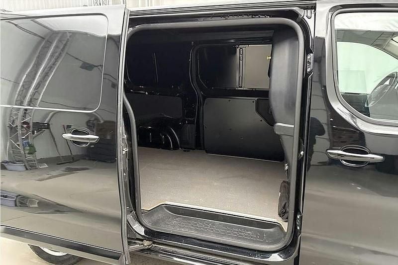 Begagnad Toyota Proace 100 kW (136 HK) 2023 Svart Minibuss