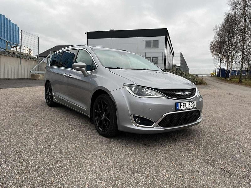 Silver Begagnad 2018 Chrysler Pacifica Minibuss | 199 000 kr - Bild 1/4