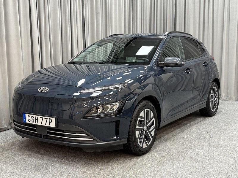Blå Begagnad 2021 Hyundai Kona Advanced SUV | 239 900 kr (Marknadspris) - Bild 1/4