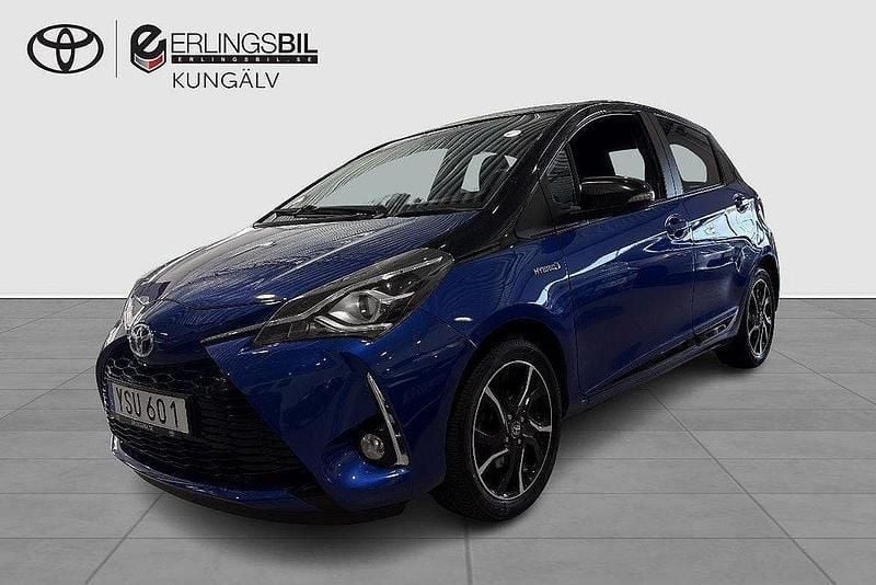 Blå Begagnad 2017 Toyota Yaris Hybrid Halvkombi | 139 900 kr (Marknadspris) - Bild 1/4