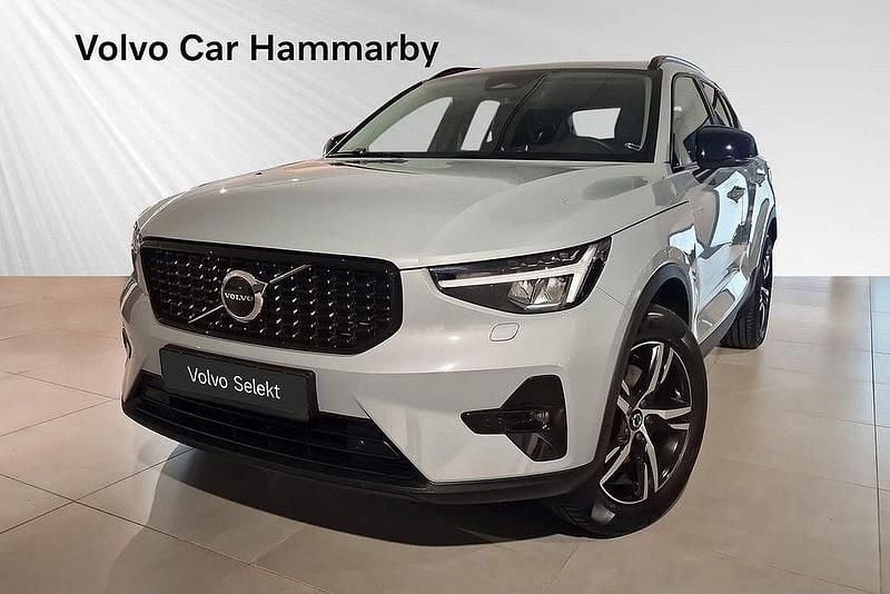 Grå Begagnad 2024 Volvo XC40 Plus SUV | 389 900 kr (Marknadspris) - Bild 1/3