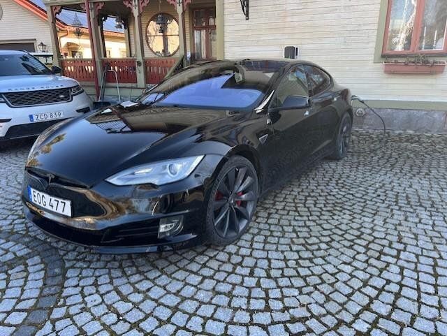Svart Begagnad 2015 Tesla Model S Sedan | 310 000 kr (Marknadspris) - Bild 1/4