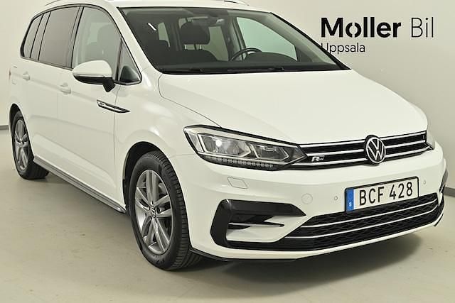 Vit (pure white) Begagnad 2021 VW Touran R-line Minibuss | 309 900 kr (Marknadspris) - Bild 1/4
