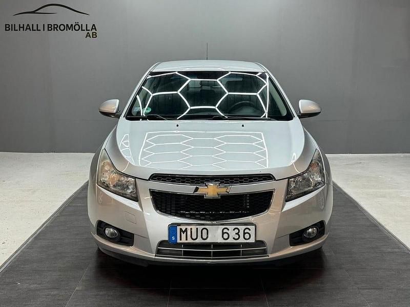 Silver Begagnad 2012 Chevrolet Cruze Halvkombi | 49 900 kr (Marknadspris) - Bild 1/4