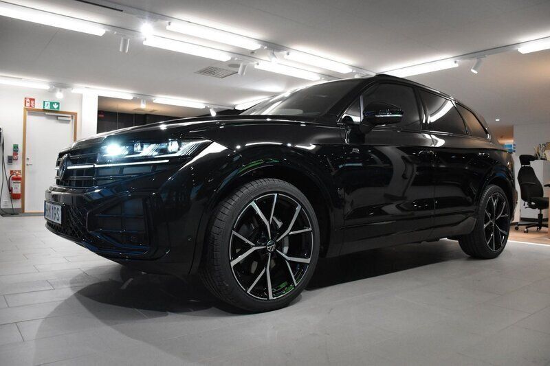 Svart Ny 2024 VW Touareg R-line SUV | 949 800 kr (Marknadspris) - Bild 1/4