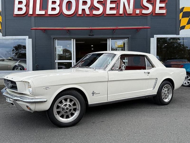 Vit Begagnad 1965 Ford Mustang Sedan | 190 000 kr - Bild 1/4