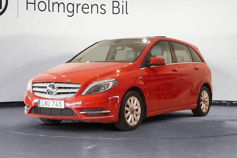 Röd Begagnad 2014 Mercedes 200 Halvkombi | 174 800 kr - Bild 1/4