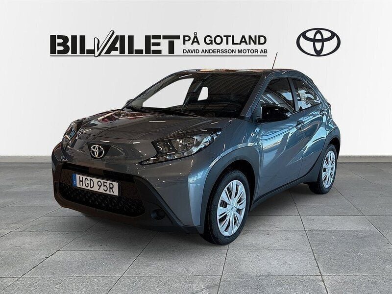 Grå Begagnad 2025 Toyota Aygo Halvkombi | 215 800 kr - Bild 1/4