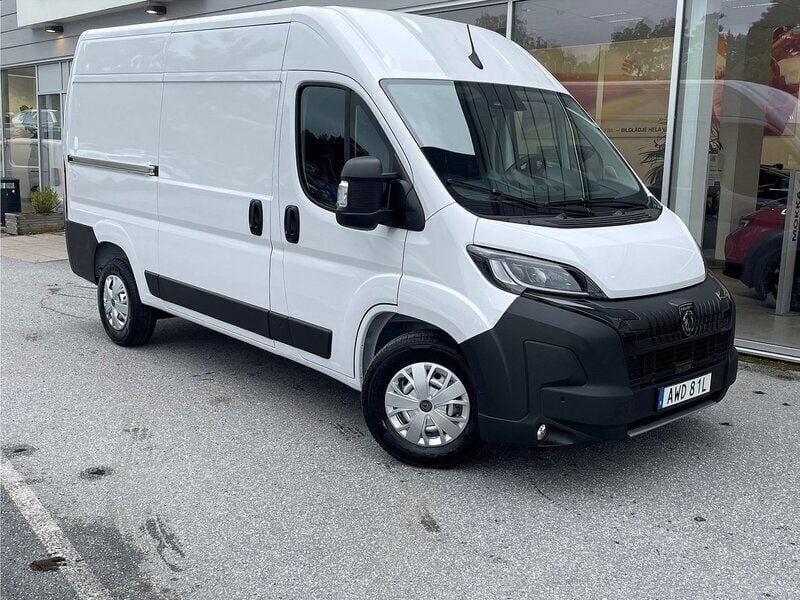 Vit (vit icy) Begagnad 2024 Peugeot Boxer Van | 462 375 kr - Bild 1/4