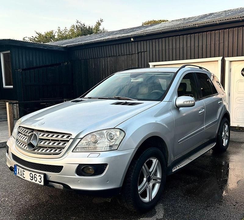 Silver Begagnad 2005 Mercedes ML320 SUV | 44 900 kr (Bra pris) - Bild 1/4