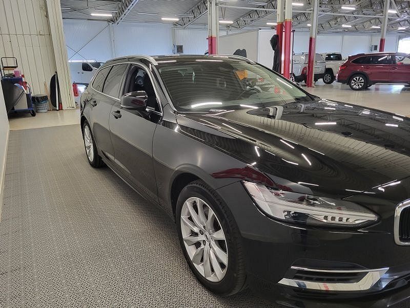 Begagnad Volvo V90 Momentum 303 HK (222 kW) 2019 Svart Kombi