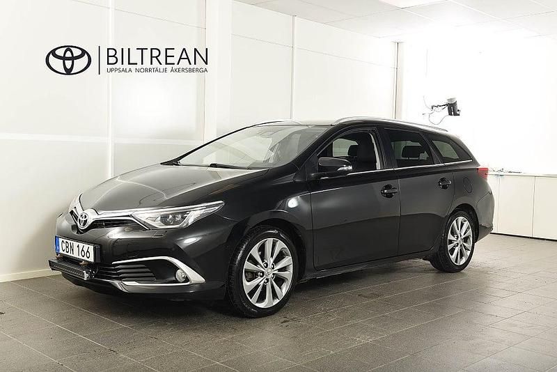 Svart metallic Begagnad 2016 Toyota Auris Executive Kombi | 128 900 kr (Marknadspris) - Bild 1/4