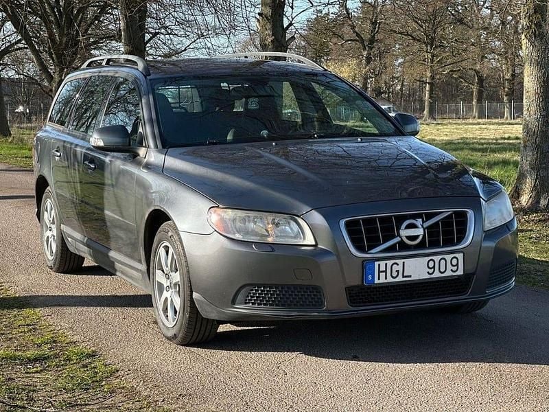 Grå Begagnad 2010 Volvo V70 Kinetic Kombi | 37 500 kr (Marknadspris) - Bild 1/4