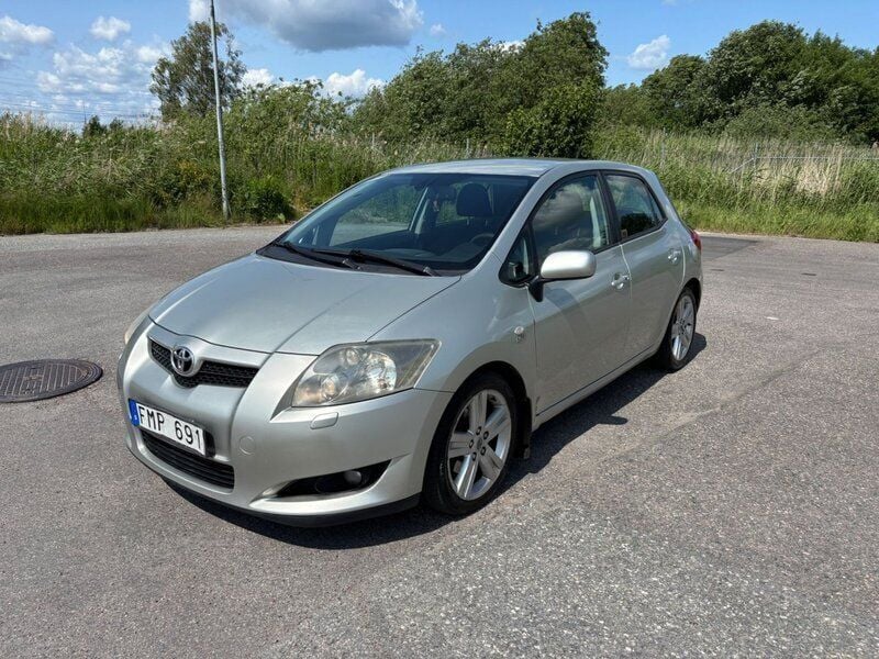 Silver Begagnad 2007 Toyota Auris Halvkombi | 34 900 kr (Bra pris) - Bild 1/4