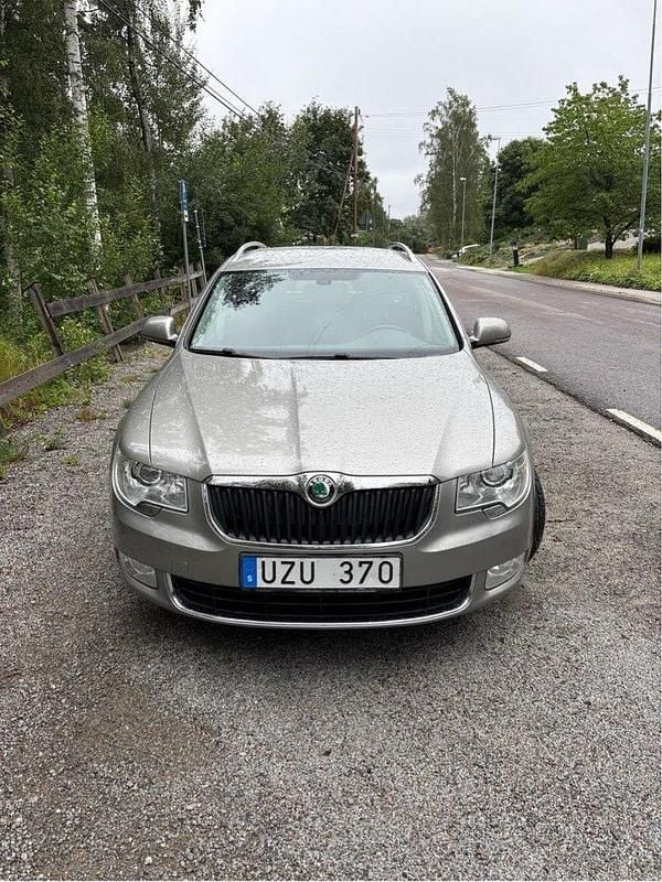 Brun Begagnad 2013 Skoda Superb Ambition Kombi | 129 000 kr (Dyr) - Bild 1/4
