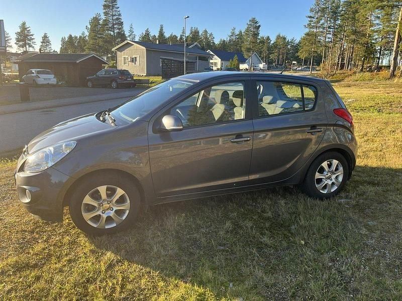 Grå Begagnad 2012 Hyundai i20 Premium Halvkombi | 58 900 kr (Marknadspris) - Bild 1/4