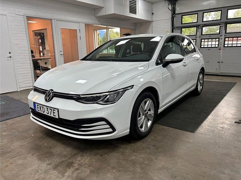 Vit Begagnad 2022 VW Golf VIII Halvkombi | 213 900 kr (Marknadspris) - Bild 1/4