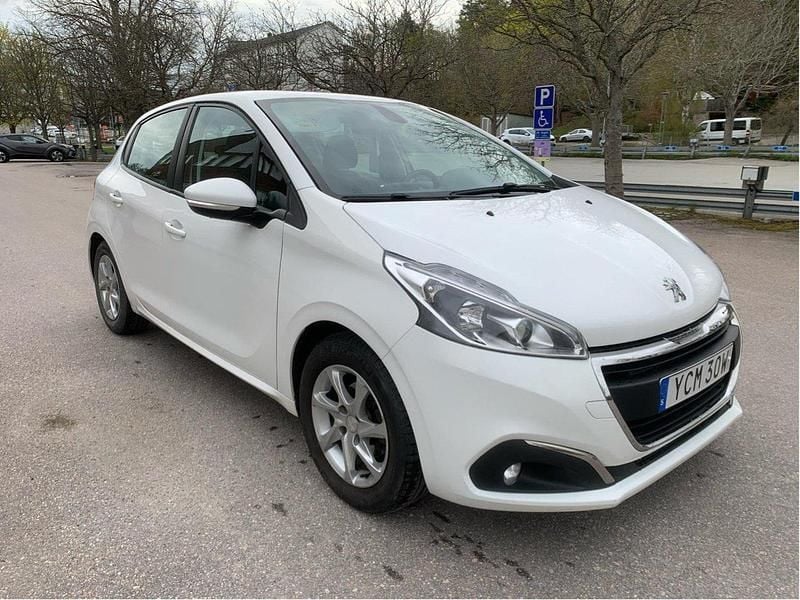 Vit Begagnad 2019 Peugeot 208 Halvkombi | 75 000 kr (Bra pris) - Bild 1/4