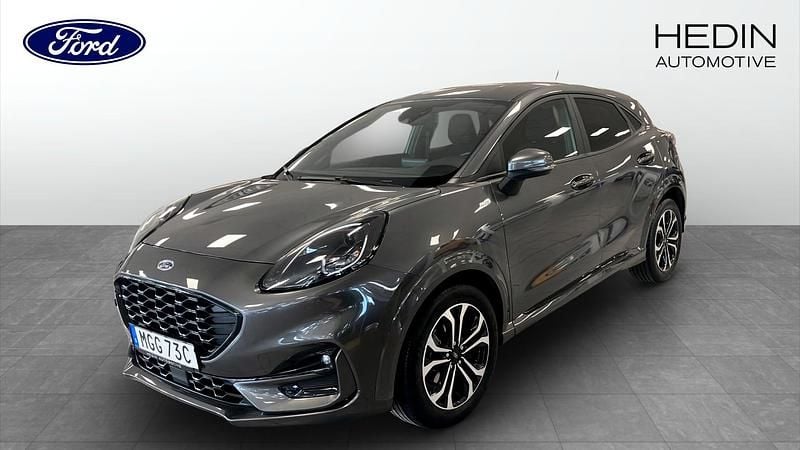 Grå (grey) Begagnad 2022 Ford Puma Gen-E ST-Line SUV | 199 900 kr (Marknadspris) - Bild 1/4