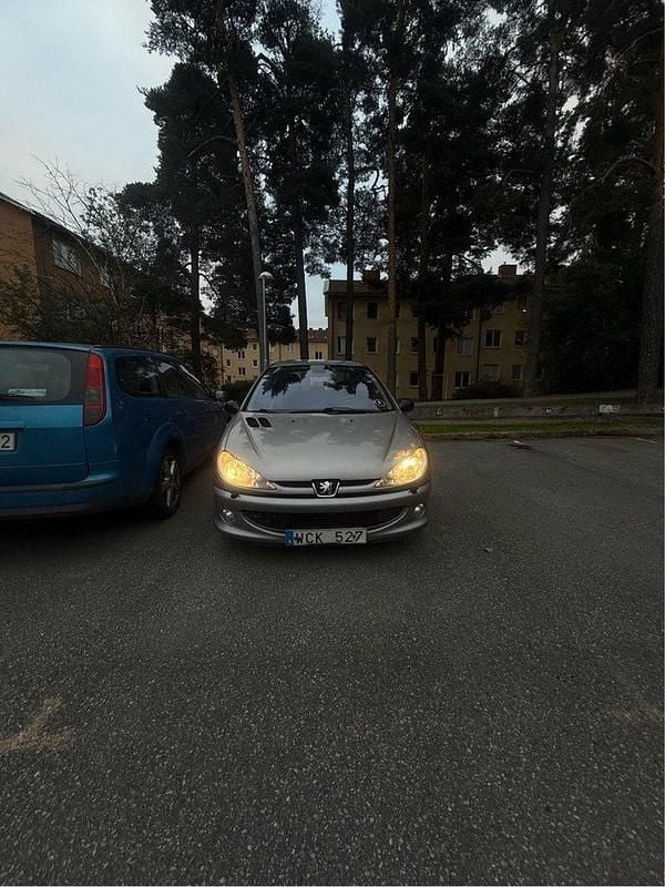 Grå Begagnad 2005 Peugeot 206 Halvkombi | 19 800 kr (Marknadspris) - Bild 1/4