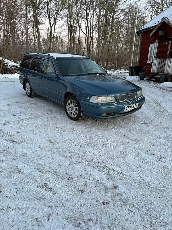Blå Begagnad 1998 Volvo V70 Kombi | 18 000 kr (Marknadspris) - Bild 1/4