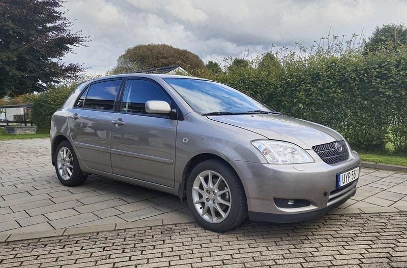 Grå Begagnad 2004 Toyota Corolla Halvkombi | 36 500 kr (Marknadspris) - Bild 1/4