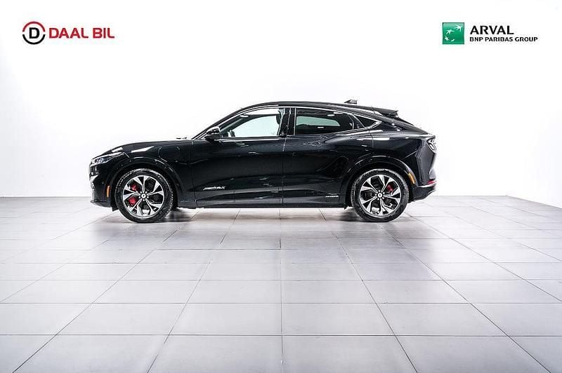 Svart Begagnad 2023 Ford Mustang Mach-E SUV | 477 700 kr (Marknadspris) - Bild 1/4