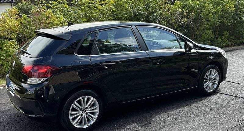 Svart Begagnad 2016 Citroën C4 Halvkombi | 68 000 kr (Marknadspris) - Bild 1/4
