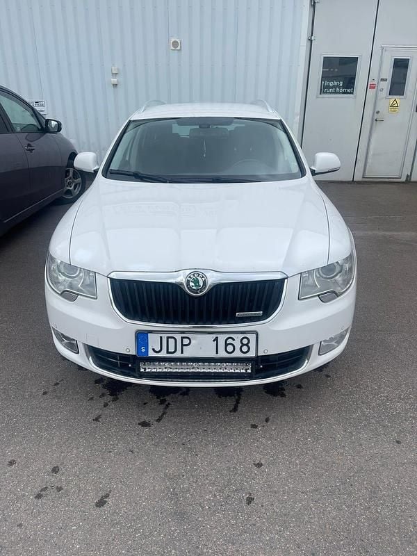 Begagnad 2012 Skoda Superb Kombi | 47 000 kr (Bra pris) - Bild 1/4
