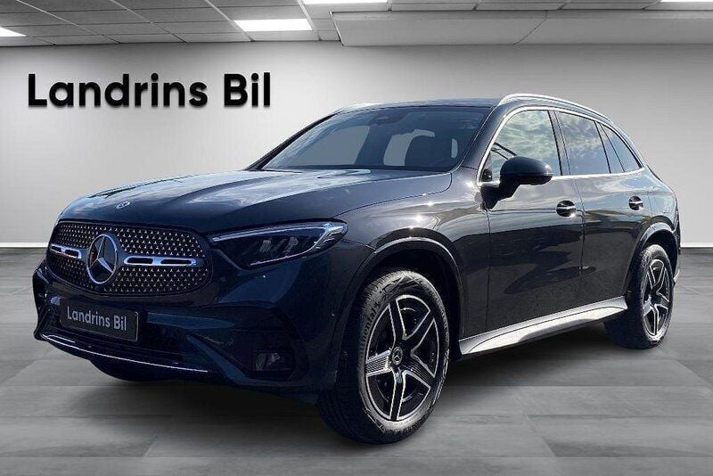 Grå Begagnad 2023 Mercedes GLC300e AMG SUV | 699 000 kr (Marknadspris) - Bild 1/4