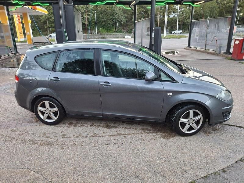 Grå Begagnad 2013 Seat Altea XL Minibuss | 40 000 kr (Superpris) - Bild 1/4