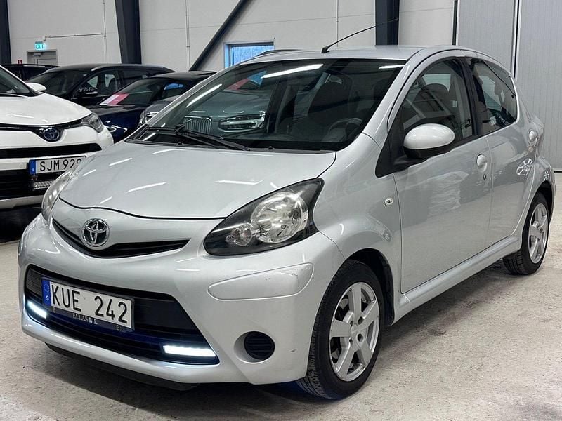 Silver Begagnad 2013 Toyota Aygo Halvkombi | 49 700 kr (Marknadspris) - Bild 1/4