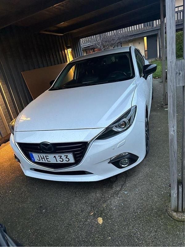 Vit Begagnad 2016 Mazda 3 Inclusive Halvkombi | 95 000 kr (Marknadspris) - Bild 1/4