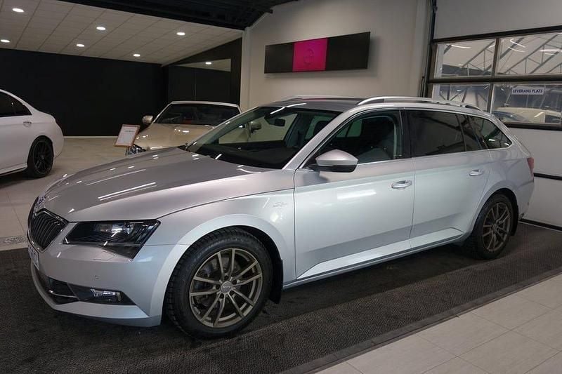 Begagnad Skoda Superb Business Line 190 HK (139 kW) 2019 Silver Kombi