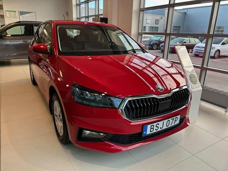 Röd (velvet red metallic) Ny 2025 Skoda Fabia Selection Halvkombi | 269 300 kr (Marknadspris) - Bild 1/4