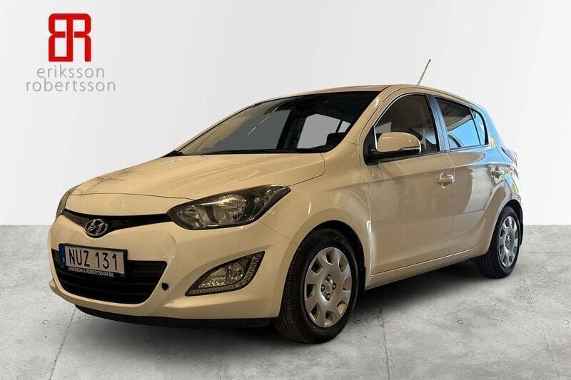 Vit Begagnad 2013 Hyundai i20 Premium Halvkombi | 89 900 kr (Dyr) - Bild 1/4