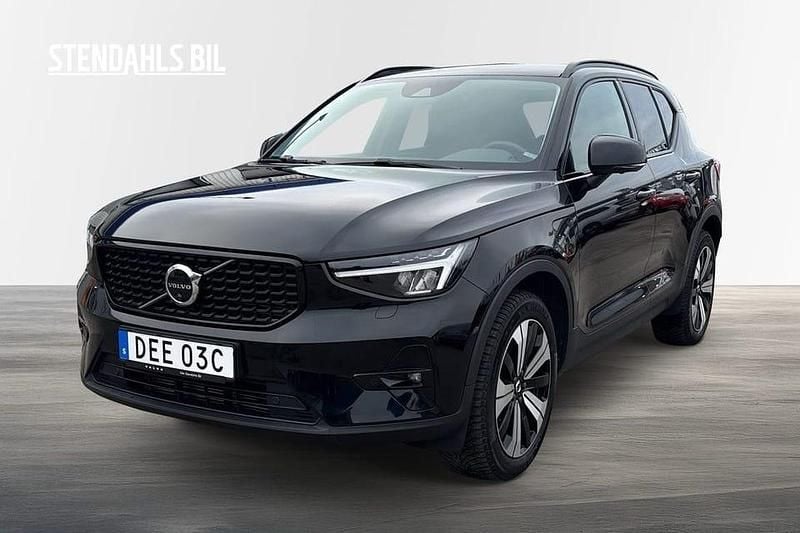 Svart Begagnad 2023 Volvo XC40 Plus SUV | 389 000 kr (Marknadspris) - Bild 1/4
