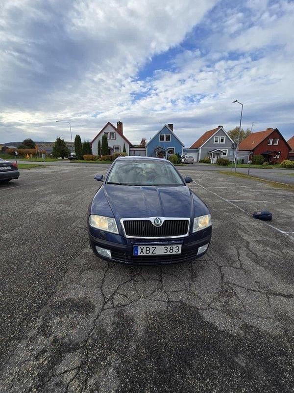 Blå Begagnad 2006 Skoda Octavia Halvkombi | 25 000 kr (Marknadspris) - Bild 1/4