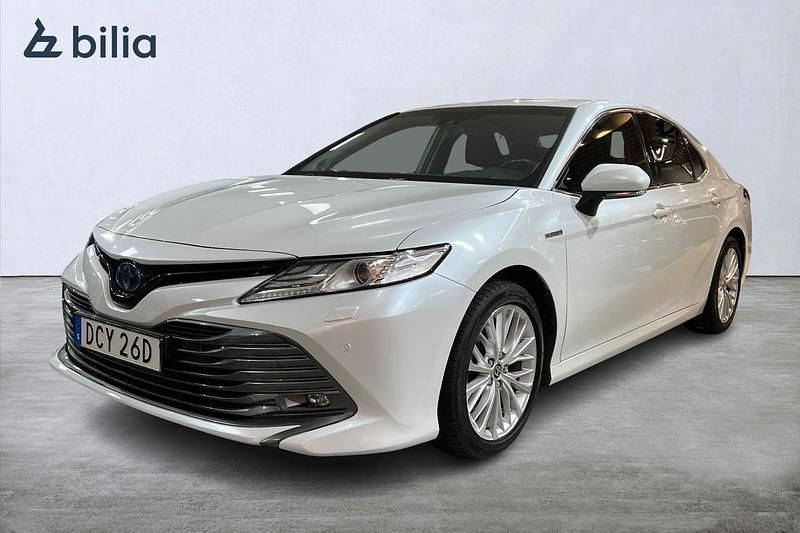 Vit Begagnad 2020 Toyota Camry Hybrid Executive Sedan | 279 900 kr (Marknadspris) - Bild 1/3