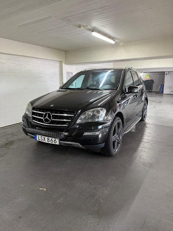 Svart Begagnad 2011 Mercedes ML350 SUV | 140 000 kr (Lite dyr) - Bild 1/4