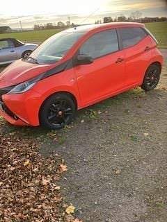 Orange Begagnad 2015 Toyota Aygo X-cite Halvkombi | 69 000 kr (Marknadspris) - Bild 1/4
