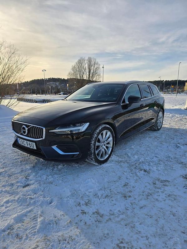 Begagnad Volvo V60 350 HK (257 kW) 2022 Kombi